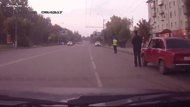 Полицай Принуждава Цивилна Кола Да Се Включи В Преследване