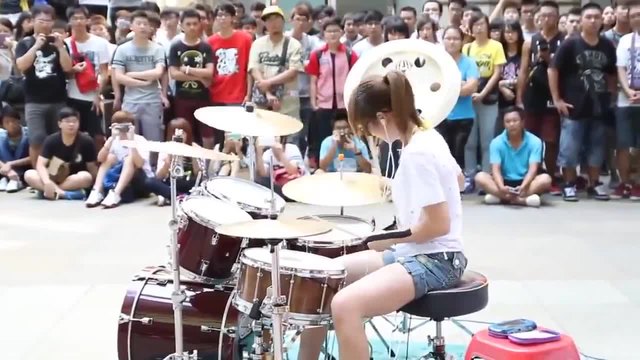 Момиче прави страхотно изпълнение на барабани