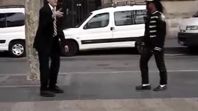 Мъж и уличен танцьор в епична танцува битка на улицата,смях