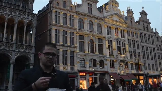 Как се ядат белгийски вафли в Брюксел