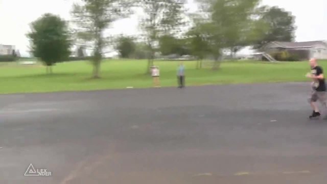 10 момчета се опитват да прескочат кола в движение !