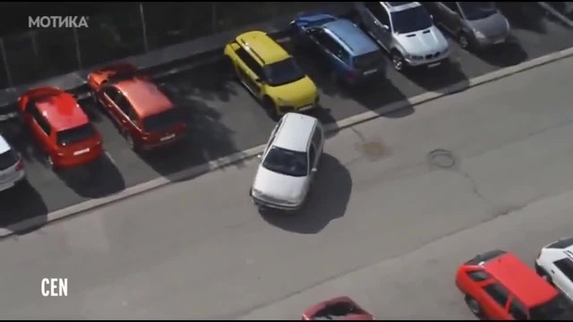 Нервна блондинка се опитва да паркира