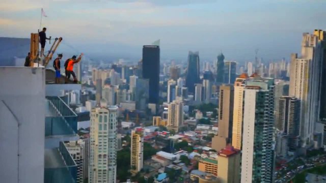 Екстремно ! Скокове с парашут в градски условия – Панама Сити