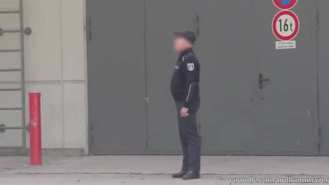 Германски полицай респектира много щуро шегаджия в социален експеримент