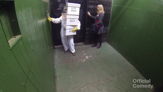 Пчели в асансьора - Скрита камера