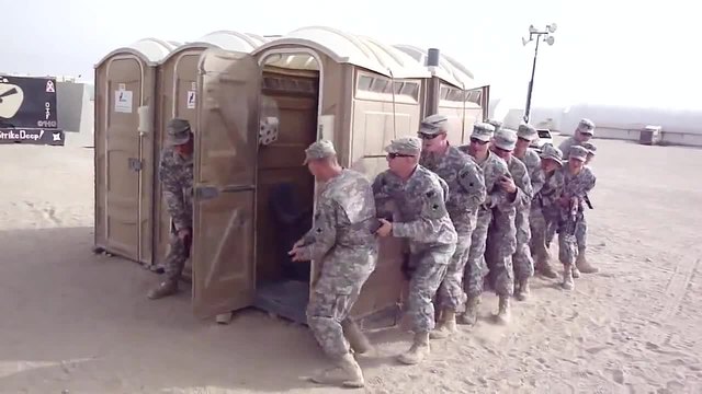 Американски войници в тоалетна на обучение!