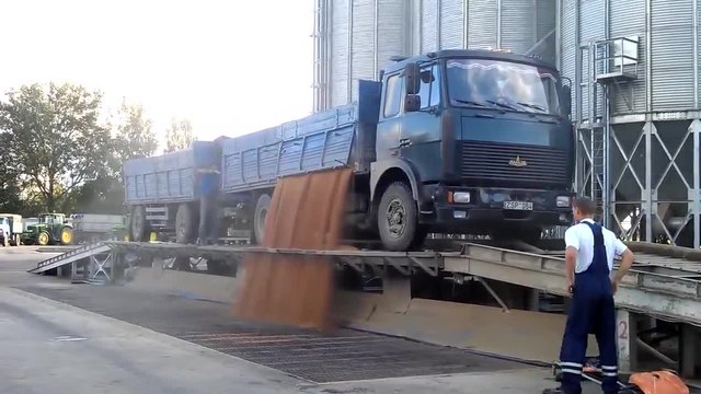 Страхотна технология за разтоварване на камиони .