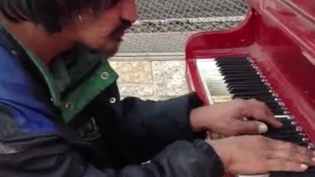 Бездомник, който от 30 години живее на улицата свири на пиано създадена от него композиция