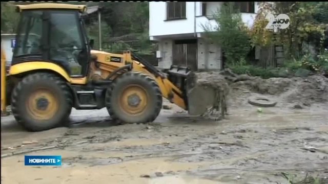 България _ Региони _ Село е залято от тонове кал, по чудо няма жертви