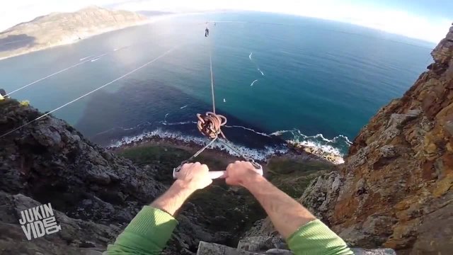 Екстремни скокове с парашут от скала