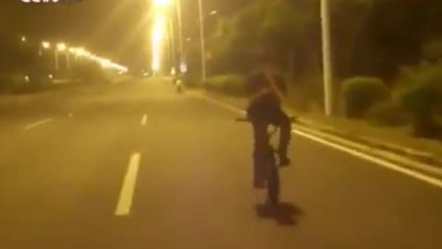Пак В Русия !! Момче кара колело назад без ръце и говори по телефона!