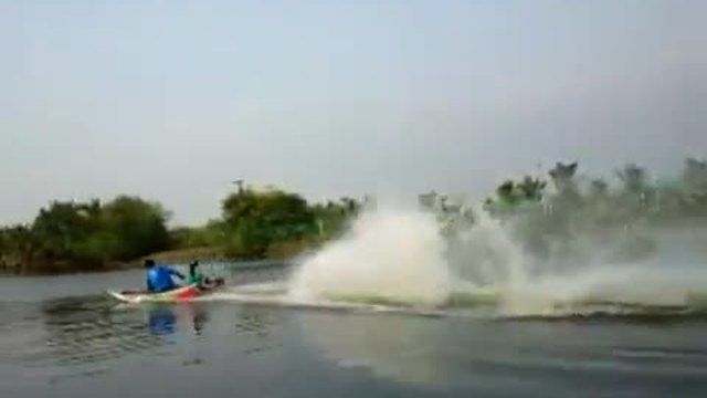 Ръчно направена бърза моторна лодка в Тайланд