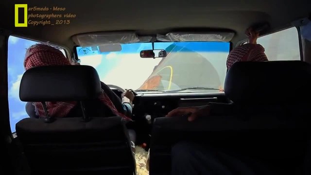 Луд арабин сменя гума докато кара на две колела