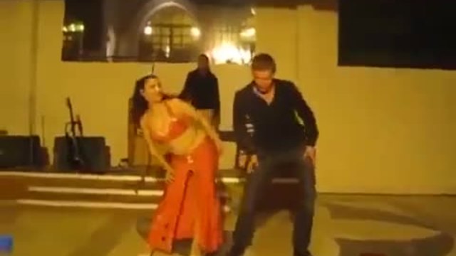 Руснак задминава ориенталска танцьорка