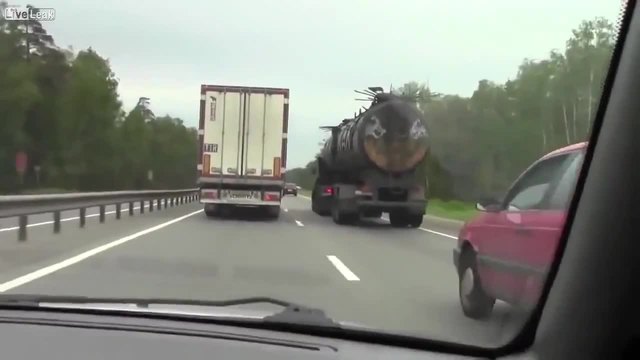 По път в Русия щур камион лети