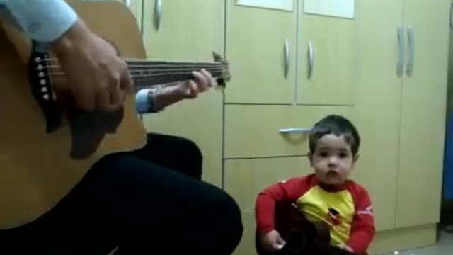 Баща свири е пее със сина си Beatles ....прекрасно е!!!