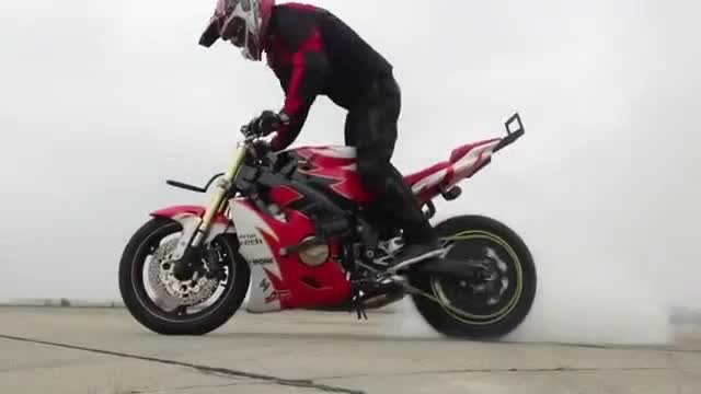 Щур моторист танцува Gangnam style на мотора си!