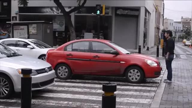 Пешеходец дава урок на самозабравил се шофьор на кръстовище