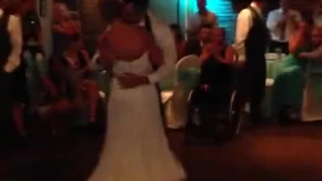 Младоженец в инвалидна количка с трогателен жест към жена си
