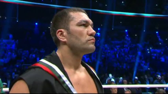 Кобрата пее химна преди мача с Кличко