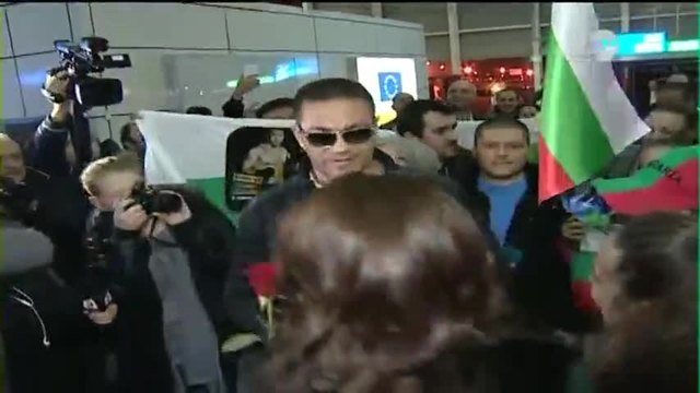 Кубрат Пулев се завърна в България тази сутрин (ВИДЕО) 17.11.2014