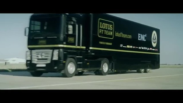 Откачена каскада между F1 болид и камион