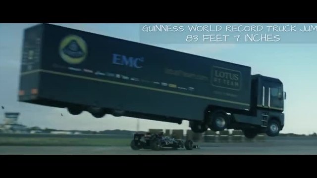 Рекорден скок! Камион скача над болид от Формула 1