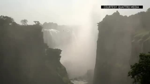 Опасно ходене по въже над водопада Виктория