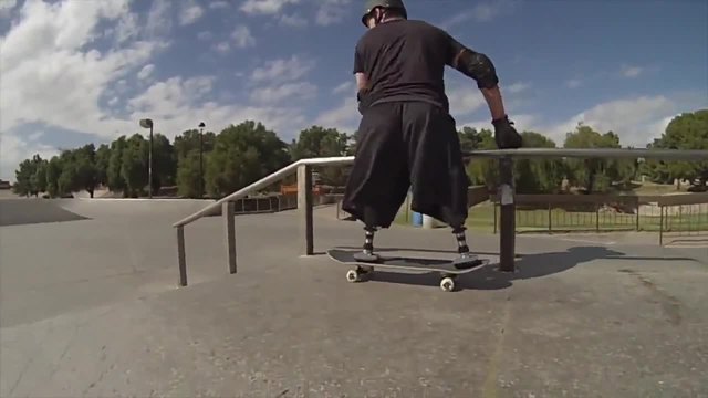 Мъж с ампутирани крака се учи да кара скейтборд