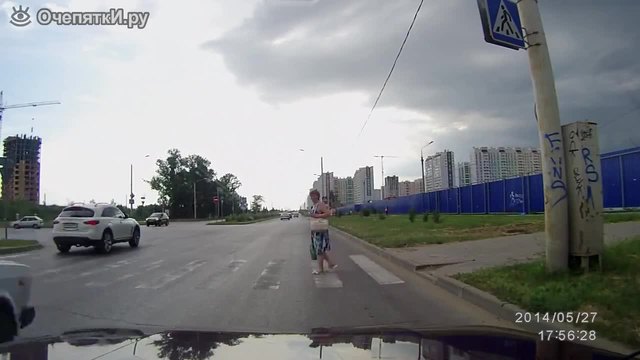 Шофьор помага на жена да пресече улицата