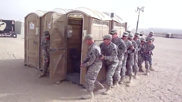 Колко ли войници ще се поберат в тази малка тоалетна