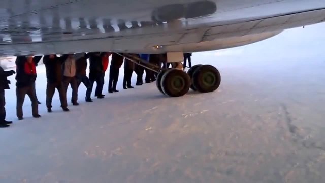 Пътниците си бутат Самолета ....Смях! размразяват спирачките му