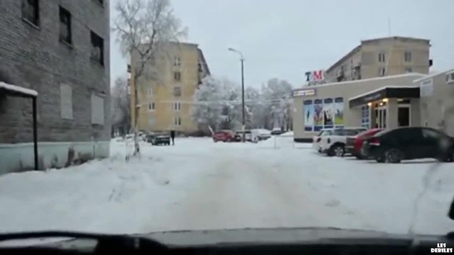 Рускиня се разхожда по бански в снега!