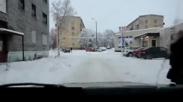Рускиня се разхожда полугола в снега!