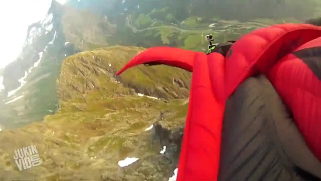 Скачане с Wingsuit от скала