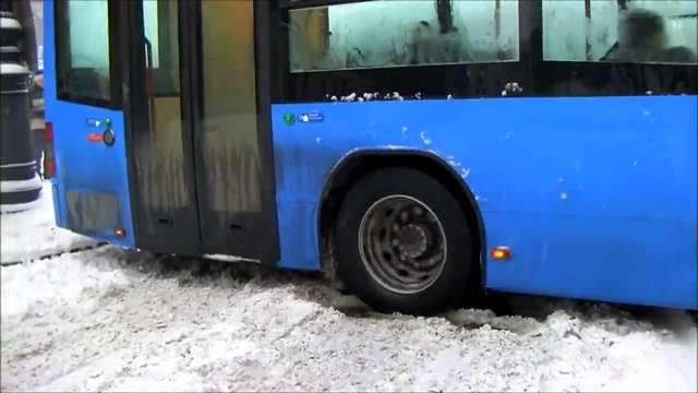 Пътници бутат автобус закъсал в снега !