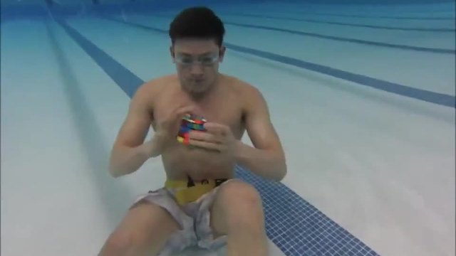 Подреждане кубчето на Рубик под вода