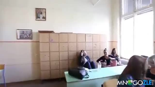 Ученичка подлуди даскала си с необичайният си танц!