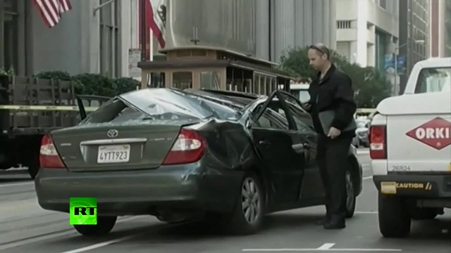 Мъж падна от 11 етаж върху Toyota и оцеля
