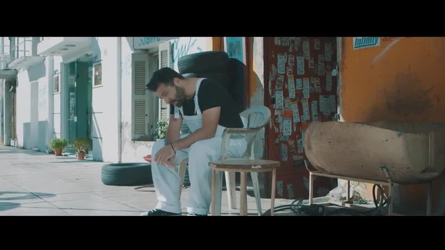 Mixalis Xatzigiannis - Poios eimai ego - Official Video Clip 2014