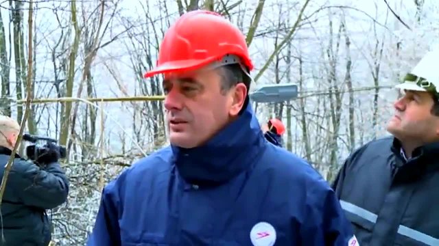 Голяма ледена буца удари сръбският министър на енергетиката по каската