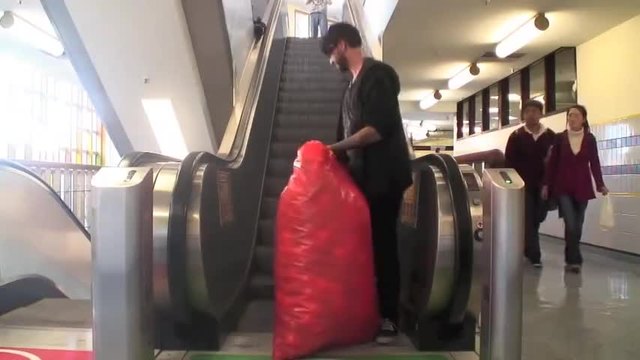 Удивително шоу топки на ескалатор