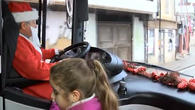 Дядо Коледа шофира автобус във Велико Търново