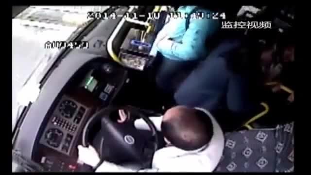 Шофьор краде телефона на един от пътниците!