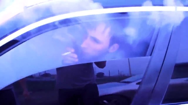 Руснак пуши в колата си (смях)