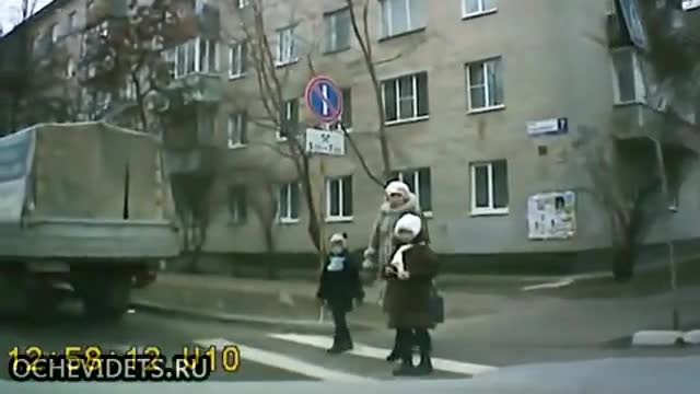 Ето как майка пресича с децата си пешеходна пътека в Русия , смях