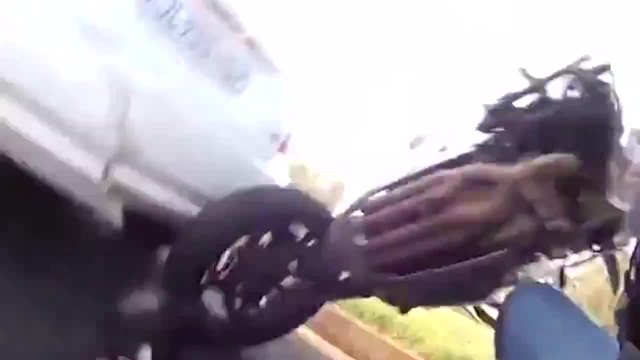Моторист слага шлема на каската секунди преди да катастрофира !