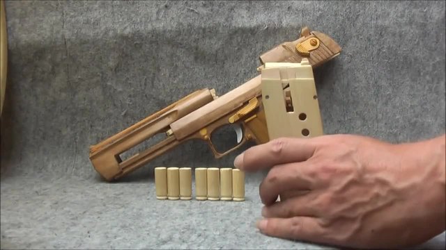 Страхотно направен дървен пистолет