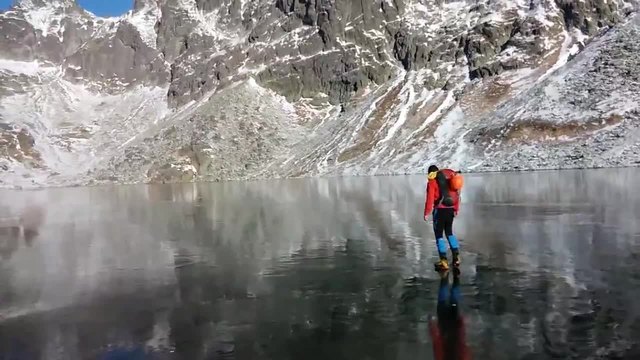 Ходене по красиво замръзнало прозрачно езеро в Словакия!
