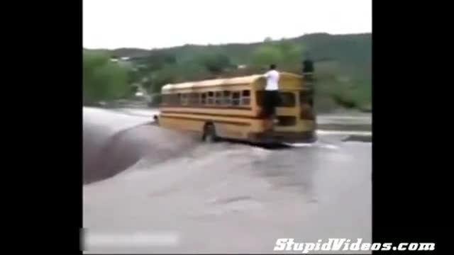 Как Автобус преминава през водопад:ВИДЕО